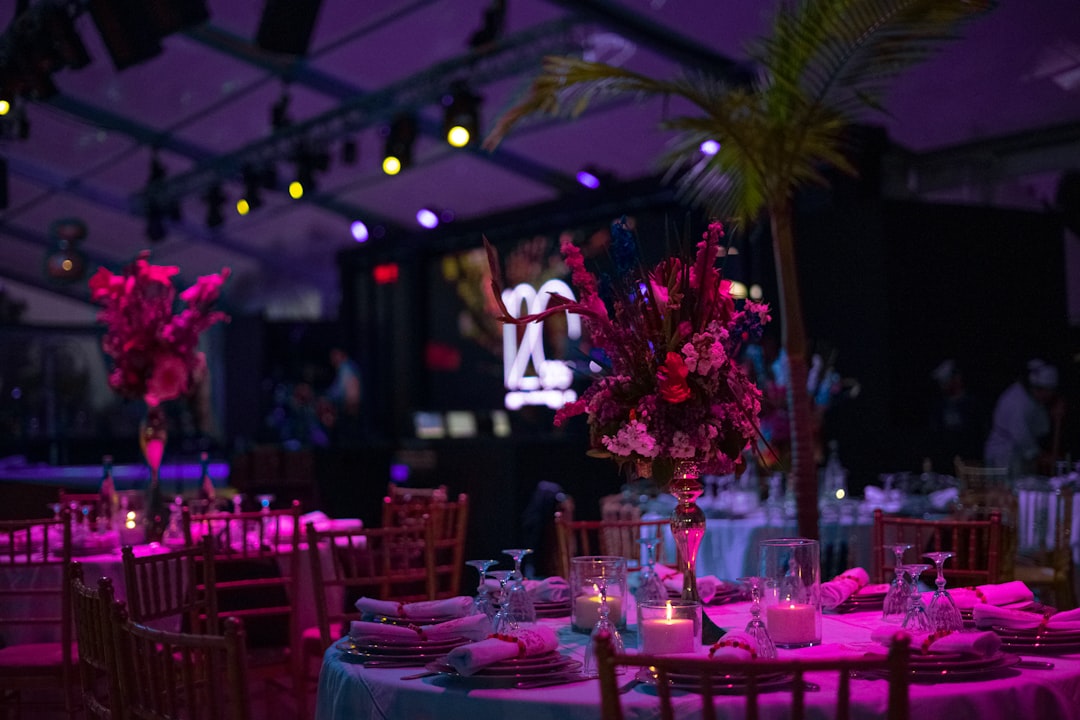 Como Organizadores de Eventos Usam Matchmaking Curado para Gerar 5.000+ Reuniões B2B