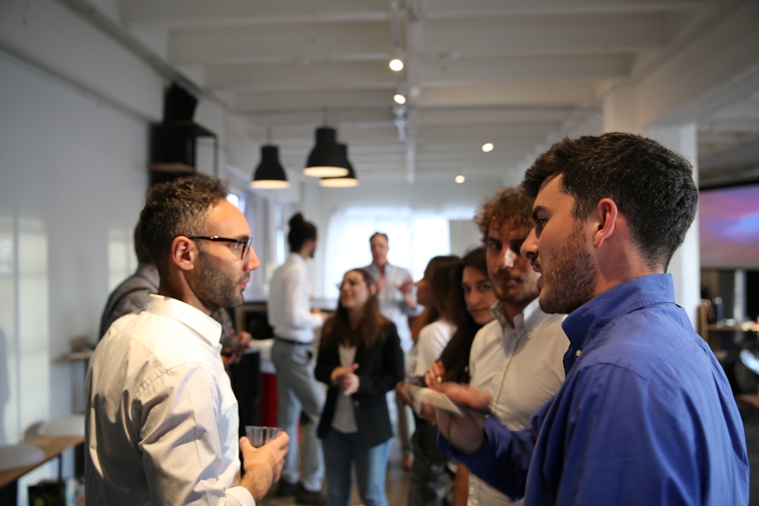 Meetups de Networking Estão Quebrados. Matchmaking Curado Resolve Isso