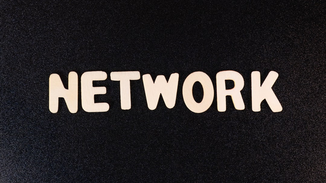 Eventi di Networking che Funzionano Davvero: Perché il Matchmaking Curato Supera i Mixer Casuali